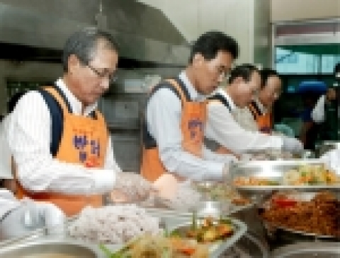 9.30 다일복지재단 밥퍼운동본부에서 한국전력 노사가 합동으로 무료배식 활동을 펼치고 있다.(사진 왼쪽부터 한준호 사장, 김주영 전력노조위원장, 곽진업 감사, 이희택 기획본부장)