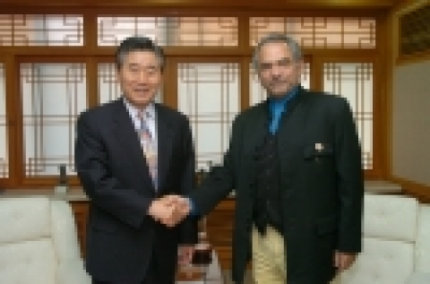 이의근 경상북도지사는 9월30일 오전 9시30분 IOV(국제민간문화예술교류협회) 안동세계총회 마지막 날 특별 강연 차 방한하는 1996년 노벨평화상 수상자인『호세 라모스 오르타』동티모르 외무장관의 예방을 받고 환담하였다.