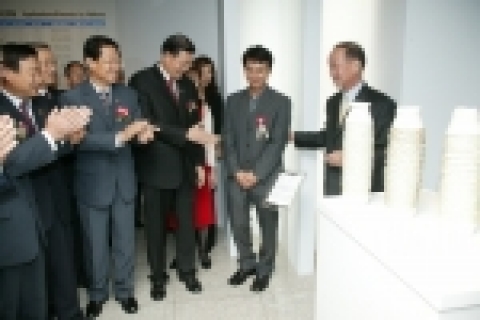 제4회 청주국제공예공모전 대상 작품 관람 모습