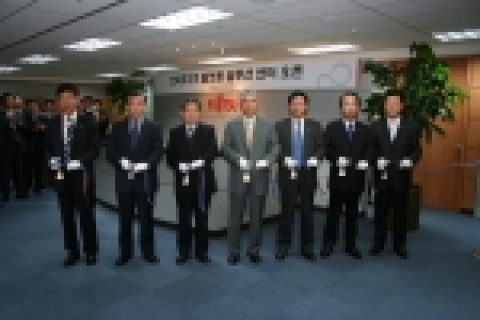 한국후지쯔(대표이사 박형규, http:kr.fujitsu.com)는 점점 더 복잡해지는 고객의 요구사항에 대한 최적의 IT시스템구현을 목표로, 후지쯔의 아시아 거점 최대 규모의 솔루션 검증 센터인 Platform Solution Center(플랫폼솔루션 센터,이하 PSC)를 9월 30일 오픈했다.