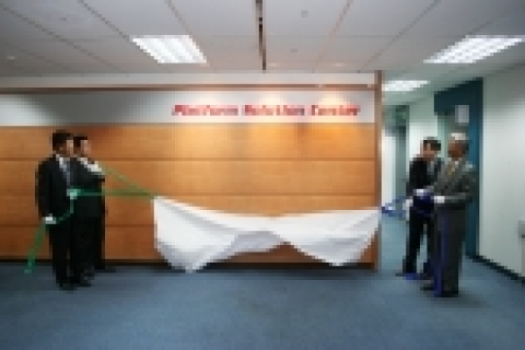 한국후지쯔(대표이사 박형규, http:kr.fujitsu.com)는 점점 더 복잡해지는 고객의 요구사항에 대한 최적의 IT시스템구현을 목표로, 후지쯔의 아시아 거점 최대 규모의 솔루션 검증 센터인 Platform Solution Center(플랫폼솔루션 센터,이하 PSC)를 9월 30일 오픈했다.
