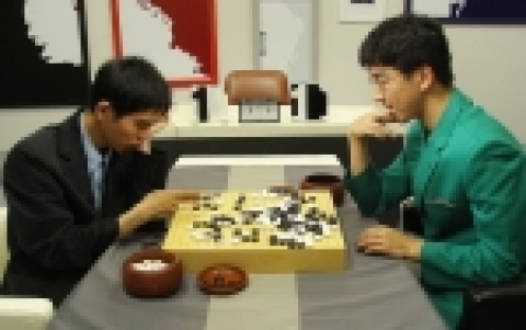 10월 2일 한국기원 바둑TV 스튜디오에서 진행된 <농협 2005 한국바둑리그> 6라운드 첫 경기에서 신성건설의 주장 박영훈이 정규리그 여섯 번째의 승리를 거두었다. 