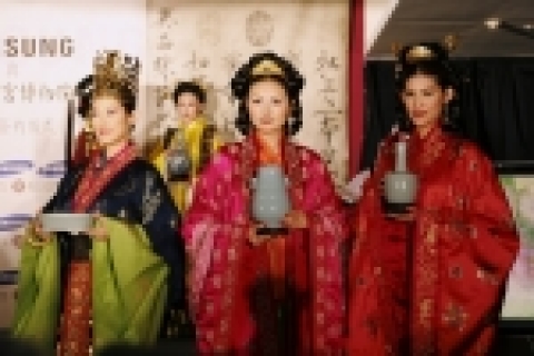 대만에서는 처음으로 중국의 唐, 宋, 元, 明, 淸나라 복식과 한국의 고려와 조선의 복식을 비교하는 한중 역사 비교 패션쇼를 개최해 현지 문화계로부터 큰 호응을 얻었다.