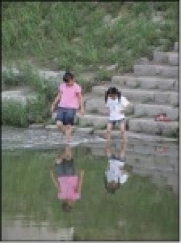 물이 흐르는 청계천을 건너는 아이(2005년, 서울특별시)