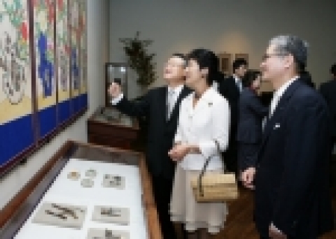 광복 60주년, 한일 국교정상화 40주년을 맞이하여 일본에서 한국 여성의 미를 알리는 디 아모레 뮤지움 소장품 일본민예관 특별전 ‘한국 여성의 멋과 미’에서 일왕 사촌 부인인 다카
