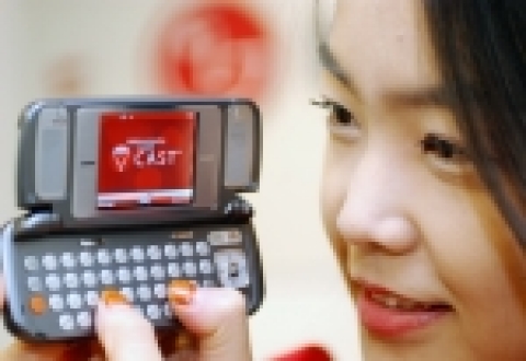 LG전자가 미국 최대 CDMA사업자인 버라이즌 와이어리스(Verizon Wireless)社를 통해 북미지역 3세대 이동통신서비스(EV-DO) 기반의 ‘쿼티 메신저폰(LG-VX9800)’을 출시했다.