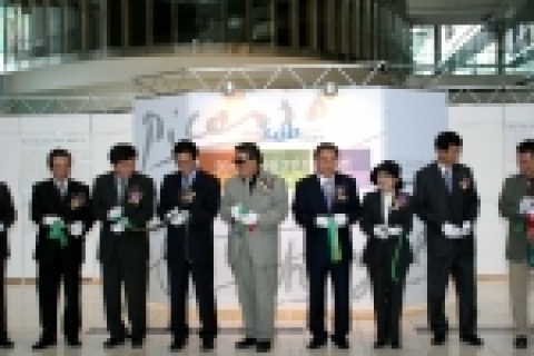 오른쪽에서 4번째 : 산은 유지창 총재  오른쪽에서 3번째 : 고객대표(전 한국여성개발원장 박인덕 박사)  오른쪽에서 5번째 : 예술원 회원이자 원로화가 권옥연 화백  오른쪽에서 6번째 : 국회의원 정병국(한나라당, 문화관광위원회)