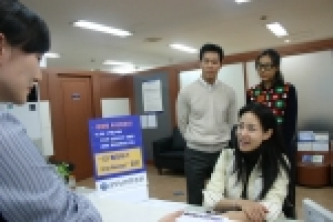 영화배우 신은경씨가 동료 연예인 이정재, 김민희씨와 함께 4일 오전 굿모닝신한증권 압구정지점을 방문하여 엔터테인먼트 투자펀드에 대해 상담을 받고 있다.