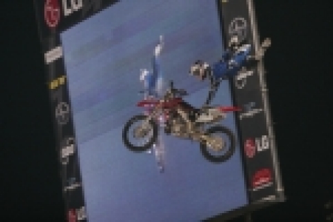 'LG액션스포츠 챔피언십 USA'대회에서 한 참가선수가 멋진 FMX(Freestyle Motocross) 묘기를 선보이고 있다.