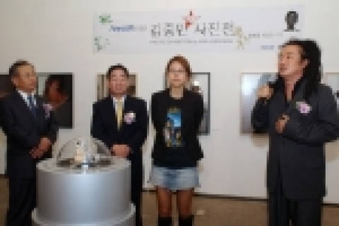 삼성전자는 10월 5일부터 일주일간 청담동 와이트월 갤러리에서 「삼성애니콜로 담은 김중만 사진전」을 개최한다. 삼성전자 고화소 카메라폰으로 직접 찍은 아름다운 사진들을 선보인 국내 최정상급 사진작가 김중만씨(오른쪽)가 삼성전자 국내영업사업부 장창덕 부사장(왼쪽 두번째), 삼성전자 애니콜마케팅팀장 정활 전무(왼쪽), 삼성 애니콜 모델인 연예인 이효리氏(오른쪽 두번째)등 참석자들에게 개막 소감을 발표하고 있다.