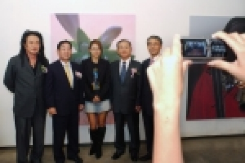 삼성전자는 10월 5일부터 일주일간 청담동 와이트월 갤러리에서 「삼성애니콜로 담은 김중만 사진전」을 개최한다. 삼성전자 고화소 카메라폰으로 직접 찍은 아름다운 사진들을 전시하는 이번 행사 개막식에서 국내 최정상급 사진작가 김중만씨(왼쪽), 삼성전자 국내영업사업부 장창덕 부사장(왼쪽 두번째), 삼성 애니콜 모델인 연예인 이효리氏(가운데)등이 이번 전시회에 사진 촬영에 사용된 삼성전자 700만화소 카메라폰으로 기념촬영을 하고 있다.