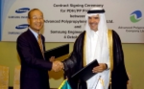 삼성엔지니어링 정연주 사장(쪽)과 에이피피씨(APPC)사 칼리파 알-뮬렘(Khalifa Al-Mulhem) 회장이 계약서에 서명 후 악수하고 있다.