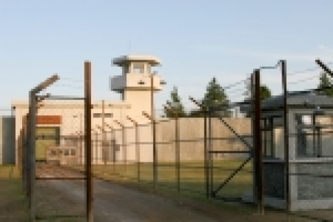 &lt;홀리데이&gt;의 교도소 세트