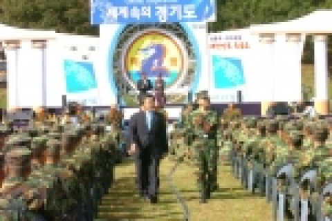 손학규 경기도지사가 9월 5일 해병2사단 위문공연장에 부대장과 함께 공연관람 후 퇴장하고 있다