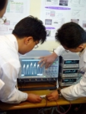 플라스틱 RFID 태그 칩의 발진 주파수 파형 실험장면