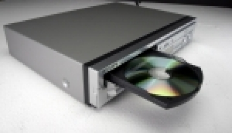 삼성전자는 세계 최초로 DVD 플레이어와 DVD 레코더를 하나로 결합한 『트윈트레이 DVD 레코더』를 출시한다. 이 제품은 멀티포맷을 지원하여 원본 디스크 포맷과 다른 DVD 포맷으로도 디스크를 복사할 수 있는 뛰어난 호환성과 2시간 분량의 DVD를 20분만에 복사할 수 있는 고속 복사 기능을 갖추었다.