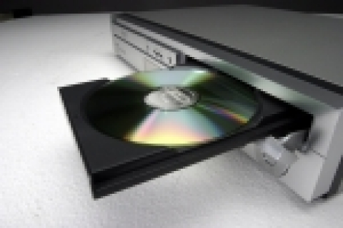 삼성전자는 세계 최초로 DVD 플레이어와 DVD 레코더를 하나로 결합한 『트윈트레이 DVD 레코더』를 출시한다. 이 제품은 멀티포맷을 지원하여 원본 디스크 포맷과 다른 DVD 포맷으로도 디스크를 복사할 수 있는 뛰어난 호환성과 2시간 분량의 DVD를 20분만에 복사할 수 있는 고속 복사 기능을 갖추었다.