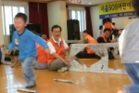 신은철 부회장은 6일(木) 오전 서울 양천구 신월동 서울SOS 어린이 집을 방문하여 아이들과 즐거운 시간을 보내고 있다.