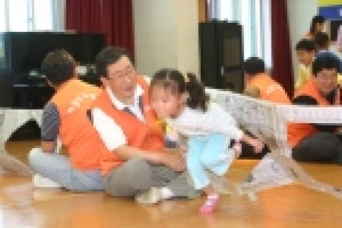 신은철 부회장은 6일(木) 오전 서울 양천구 신월동 서울SOS 어린이 집을 방문하여 아이들과 즐거운 시간을 보내고 있다.