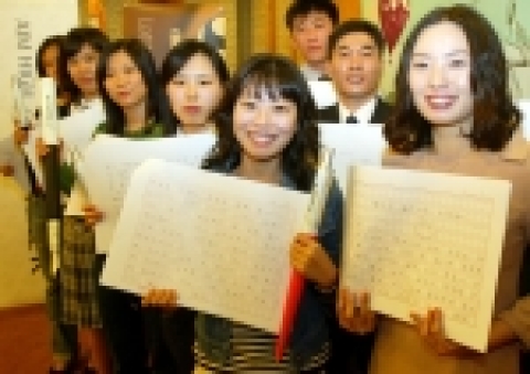 만년필 브랜드 파카(Parker)는 키보드에 익숙한 대학생들에게 자필로 글을 쓰는 기회를 주기 위해 '제 3회 파카 만년필 수필 공모전'을 열고, 입상자에게 장학금 및 파카 만년필을 전달하였다.