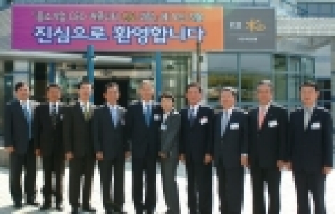 국민은행 강정원 은행장(좌측에서 5번째)이 중소기업 CEO 커뮤니티 명품과정에 참여한 중소기업 CEO 들과 함께 기념촬영을 하고 있다.