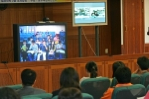 한남대생들이 일본 와세다대학 학생들과 실시간 화상을 통해 토론을 진행하고 있다.