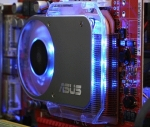 ASUS의 신형 그래픽카드 제품인 EAX800 GTO 256MB
