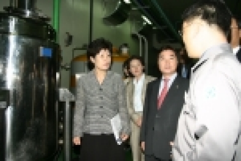국회 보건복지위원회 소속 의원들이 5일 오후 경기도 화성시 향남면 향남제약단지 내 대웅제약 향남공장을 방문, 공장 관계자로부터 의약품 제조과정의 설명을 듣고 있다.