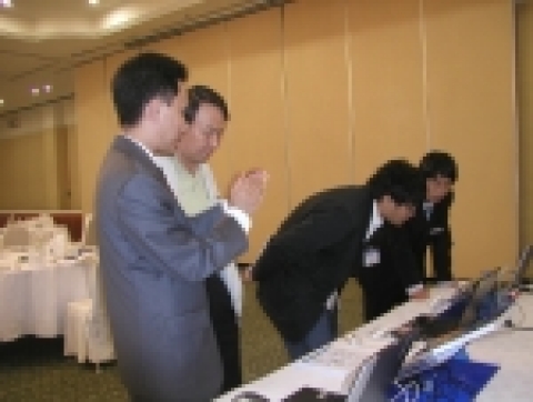 대전 임베디드 & 모바일 기술 워크숍 참석자들이 다양한 제품 및 솔루션 데모를 보고 있다.