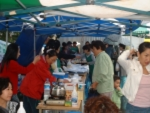 고양시 덕양구 행신2동(동장 방수훈)의 새마을부녀회와 지도자협의회는 지난 10월 7일(금), 불우이웃돕기 기금 마련을 위한 일일 먹거리 장터를 열었다.