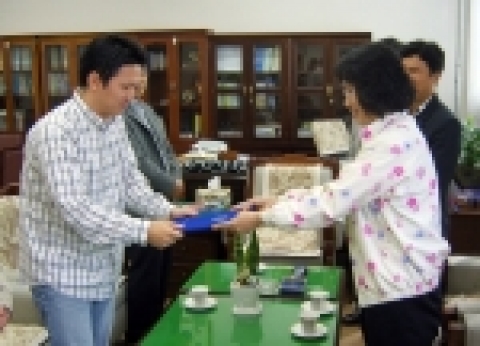 춘천에서 샘물약국을 운영하는 권명선, 윤석규 부부가 강원대학교 발전기금재단을 통해 농업생명과학대학에 장학금을 기탁하였다. 사진은 10월 7일에 농생대 학장실에서 가진 장학금 수여식