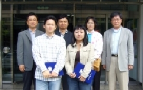 춘천에서 샘물약국을 운영하는 권명선, 윤석규 부부가 강원대학교 발전기금재단을 통해 농업생명과학대학에 장학금을 기탁하였다. 사진은 10월 7일에 농생대 학장실에서 가진 장학금 수여식