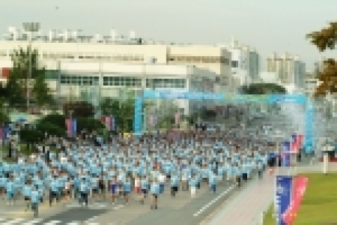 삼성전자 R&D 중심 수원사업장에서는 임직원 8천여명이 참가한 가운데 사랑의 달리기 대회가 펼쳐졌다. 희망나눔! 사랑나눔! 대축제의 마지막으로 펼쳐진 이번 행사에서는 100미터 당 100원씩의 마일리지를 적립, 7천만원의 기금을 모금, 지역사회 봉사활동 기금으로 활용할 예정이다.