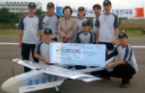 Air-Gate 팀이 대상을 수상한 뒤 정태원 지도교수와 기념 촬영을 하고 있다