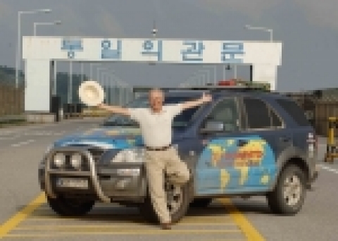 기아자동차㈜는 스웨덴의 유명탐험가이자 자동차 전문가인 크리스터 걸락 씨가 2만4천km에 이르는 『쏘렌토 세계일주』의 중간기착점인 한국에 도착했다고 밝혔다. 걸락 씨는 일주일 동안의 한국 방문 기간 동안 쏘렌토 세계일주 차량을 타고 분단의 아픔이 서린 비무장지대(DMZ)를 방문하기도 했다. 이번 세계일주에 사용된 쏘렌토는 탐험용 개조차량이 아닌 ‘일반고객에게 판매되는 차량’이어서 더욱 화제를 모으고 있다. 사진은 ‘통일의 관문’ 앞에서 쏘렌토와 포즈를 취한 걸락 씨.