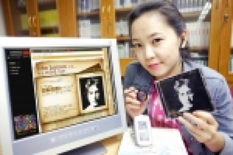 KTF 음악포털 ‘도시락’을 통해 존 레논의 명곡을 감상하고 있는 모습