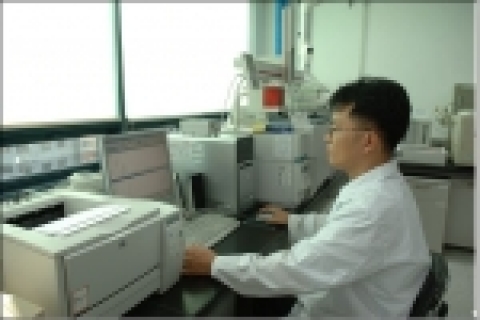 서울시 상수도연구소의 수질분석 전문가가 정밀 분석장비를       이용하여 수질검사를 수행하고 있다.