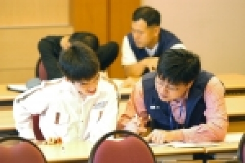 이날 시험에는 서류전형을 통과한 장애인 지원자도 필기시험을 치렀으며, SK는 이들을 위해 시험장을 1층에 마련하고, 직원 8명이 자원봉사자로 나서서 이들을 도왔다.