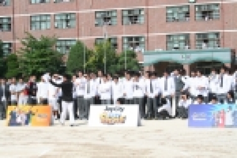 온라인 스포츠 게임의 새로운 역사를 쓰고 있는 인기 게임 <조이시티 프리스타일>(http://fs.joycity.com)이 게임사 최초로 중, 고교 내에서 프로모션 활동을 진행하고있다.