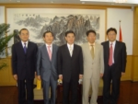 왼쪽부터 공청단 국제연락부장 강광평, CKCG2005 한국 집행위원장 김종학, 공청단 제 1서기 주강(가운데), K&C무역센타 신광오 대표(왼쪽), 공청단 조동신 국장