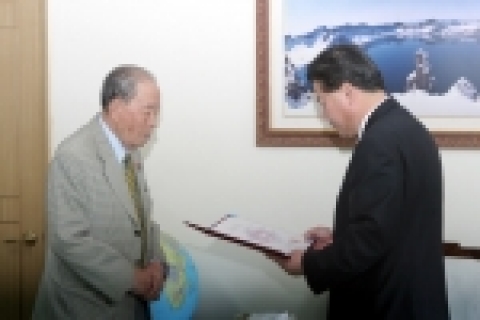 전북대학교는 전주향교 이재룡 전교와 향교 및 대학 박물관 관계자들이 참석한 가운데 10월 10일(월) 오전 11시 30분 전북대학교 4층 총장실에서 전주향교에서 소장하고 있던 전라감영 목판 5,056점과 사마재 현판 외 5점 등 총 5,061점의 목판에 대한 위탁식을 가졌다.