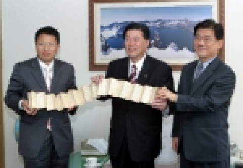 전북대 김생기(법대 85학번)동문이 개인 소장하고 있던 유물(약 일천만원 상당)을 기증하였다.