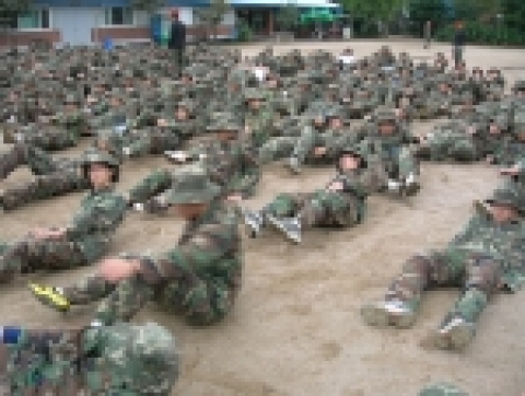 인천대건고 학생들이 해병대캠프에 참가 PT체조를 하고있다.
