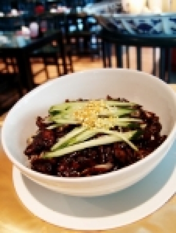 서울프라자호텔의 중식당 도원의 캐주얼 브랜드인 서울역사에 위치한 티원에서는 자장면 탄생 100주년을 기념하여 특별한 이벤트를 선보인다.