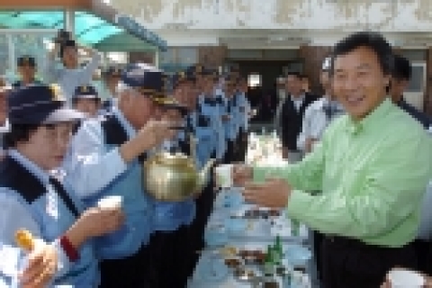 10월10일 파주 적성면 가월리에서 벼베기 행사를 마친 손학규 경기지사가 적성면 실버경찰로부터 막걸리를 받고 있다.