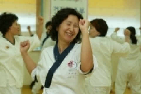 막힌 가슴의 혈을 열고 스트레스 해소에 좋은 &#039;임맥풀기&#039;를 하고 있는 모습(임맥은 사람의 앞쪽면을 흐르는 경락)