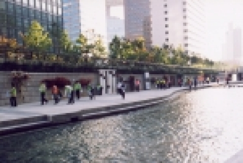 한국화장품은 10월 10일 오전 8시부터 9시까지 김두환 대표이사를 비롯한 본사,연수원 전임직원이 참가한 가운데 [청계사랑Clean Campaign]을 진행하였다.