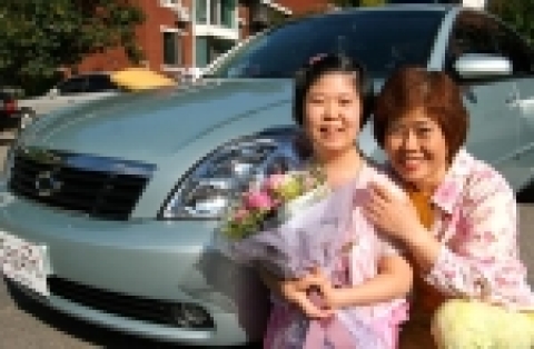 “네 손가락 피아니스트”로 알려진 이희아씨는 장거리 공연에 대비, 지난 10월 10일 르노삼성자동차 장충지점에서 NEW SM5 LPLi 차량을 출고하고, 어머니와 함께 기념 촬영을 하고 있다.