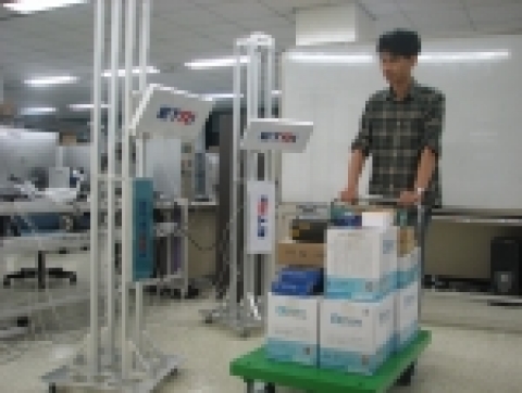 GEN2 지원 멀티프로토콜 900MHz 수동형 RFID 리더가 태그를 리딩하고 있는 장면을 ETRI 연구원이 시연하고 있다.