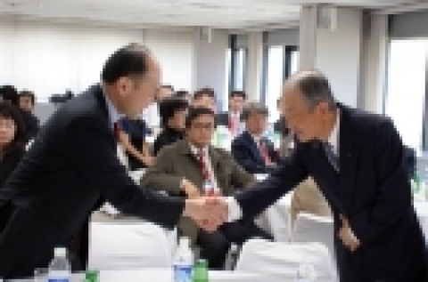 환영사를 마친 조정남 부회장이 훠전환 홍콩 중화총상회 회장과 악수를 나누고 있다.